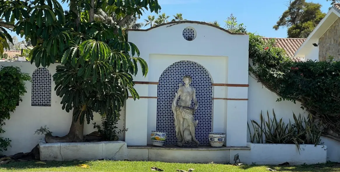 Sale of detached villa in Estepona 12