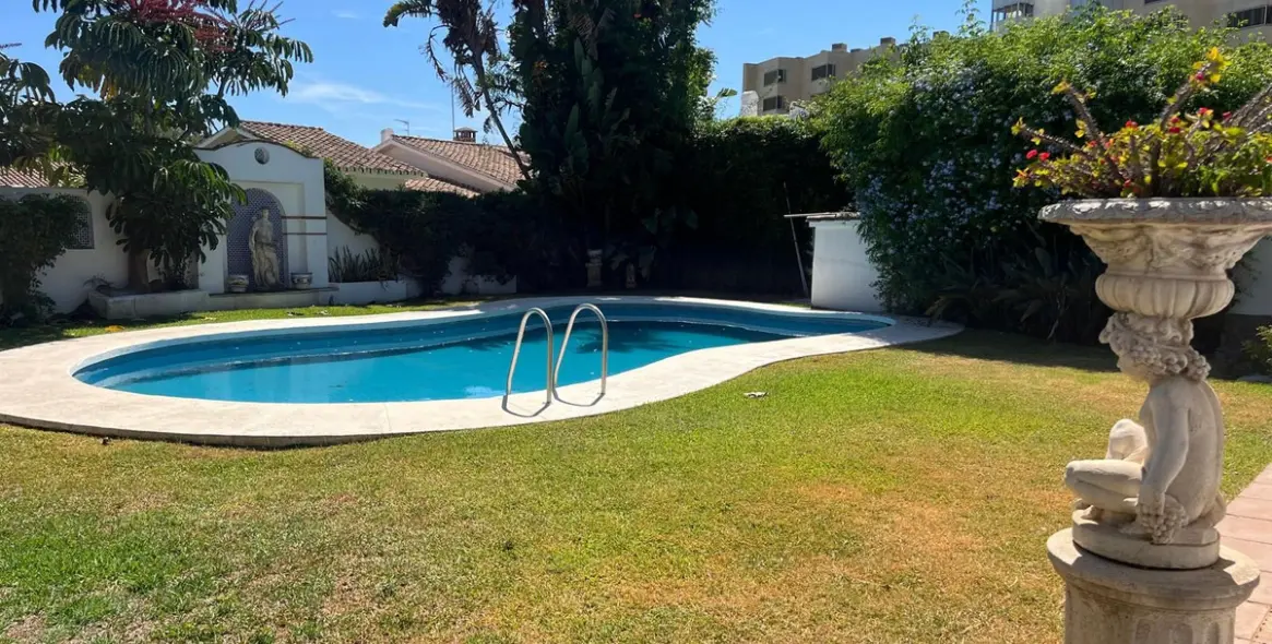 Sale of detached villa in Estepona 14
