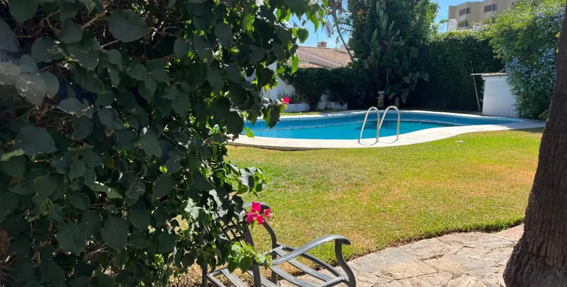 Sale of detached villa in Estepona 15