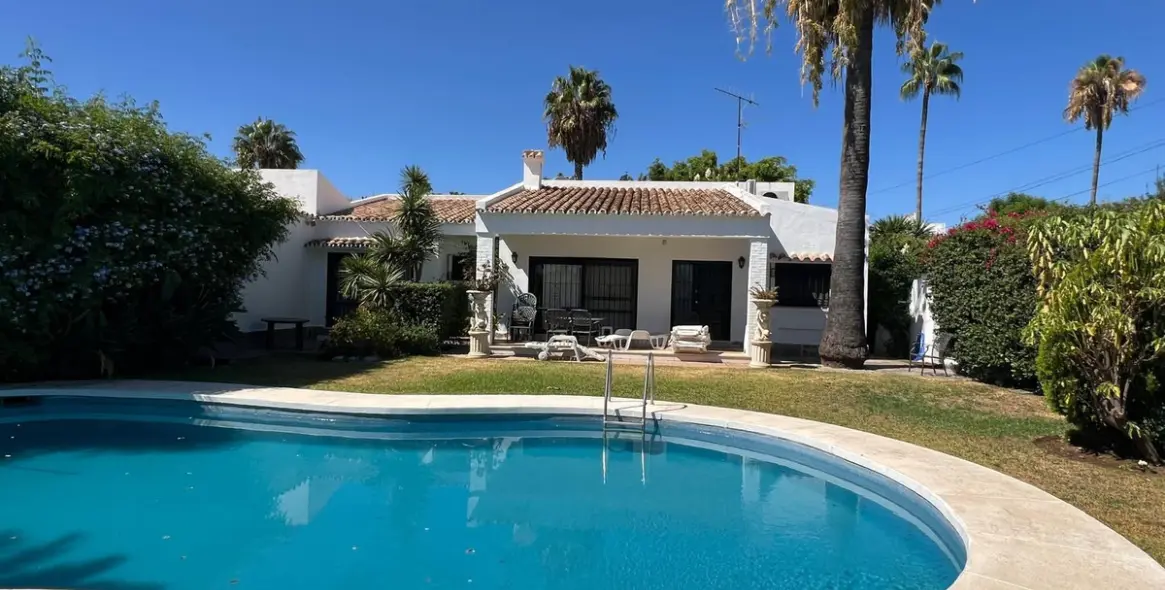 Sale of detached villa in Estepona 16