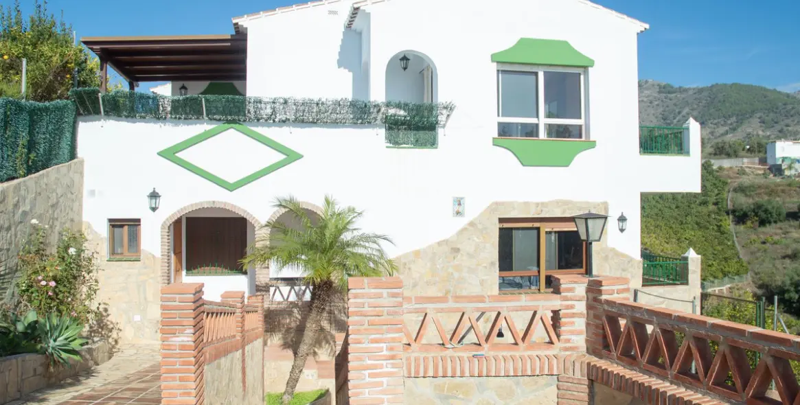 Продажа  отдельно стоящей виллы в Frigiliana 18