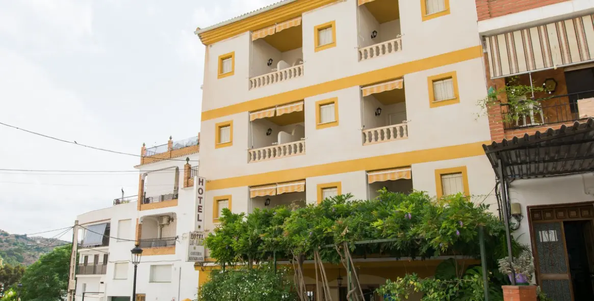 Продажа отеля в Tolox 3