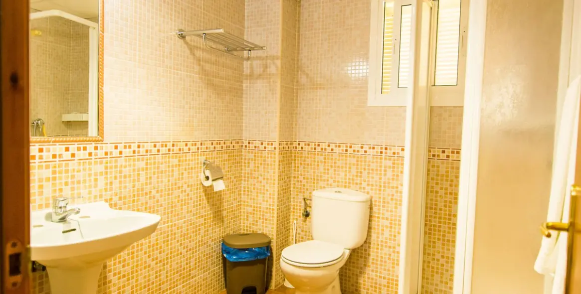 Sale of hotel in Tolox 32