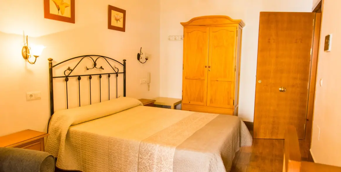 Sale of hotel in Tolox 35