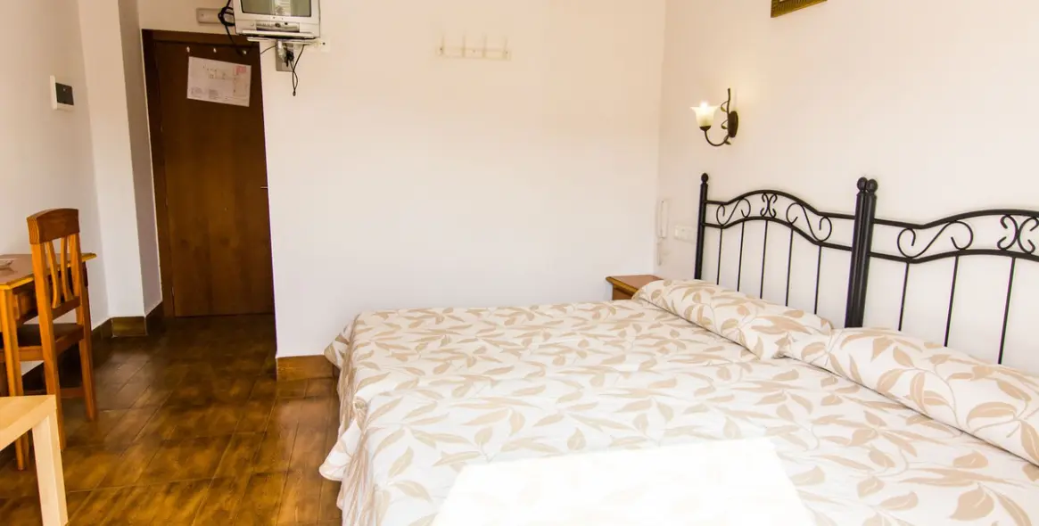 Sale of hotel in Tolox 40