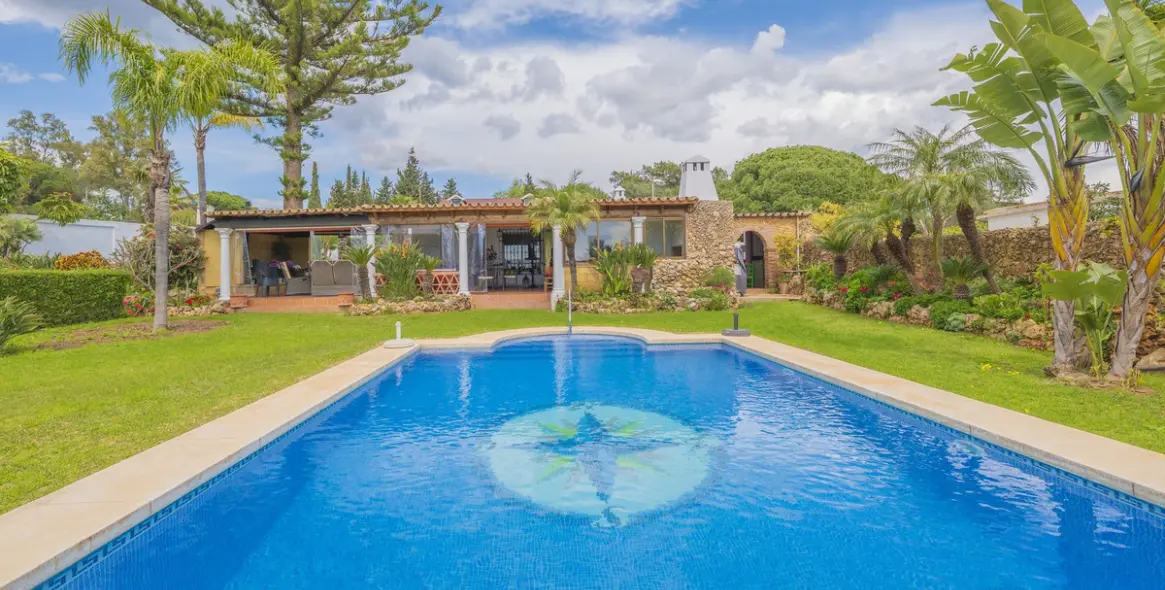 Venta de villa independiente en Las Chapas 1