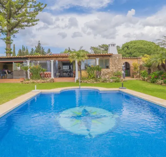 Продажа  отдельно стоящей виллы в Las Chapas