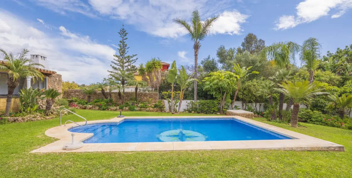 Venta de villa independiente en Las Chapas 2