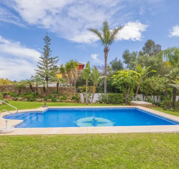 Продажа  отдельно стоящей виллы в Las Chapas