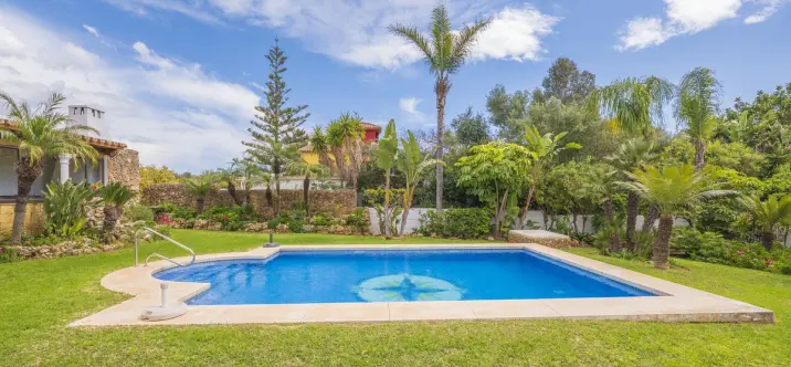 Продажа  отдельно стоящей виллы в Las Chapas 1