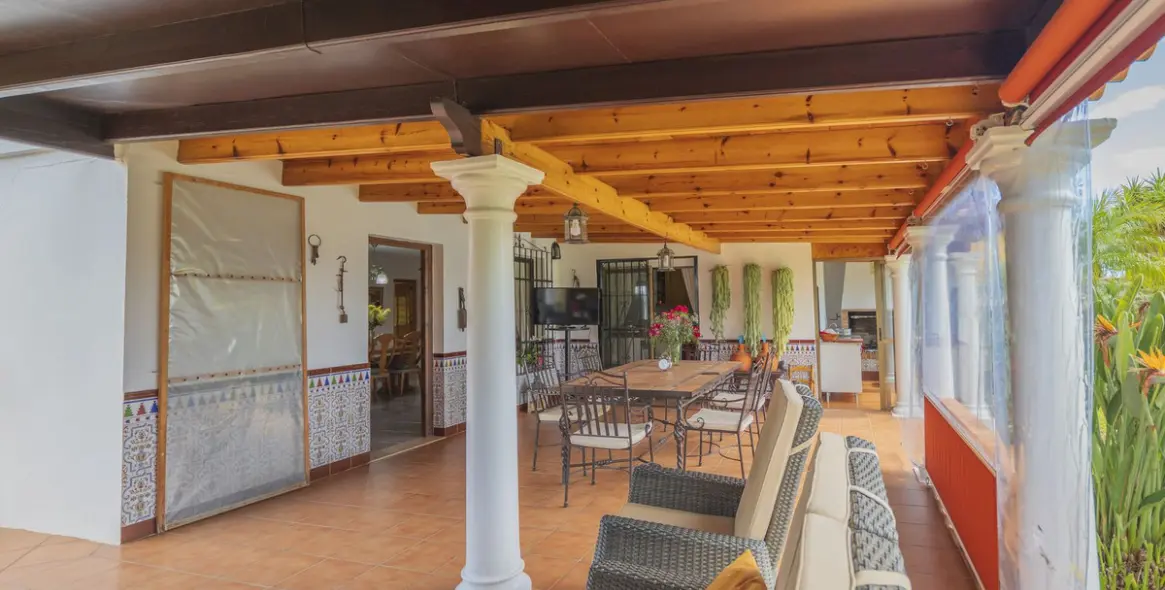 Venta de villa independiente en Las Chapas 4