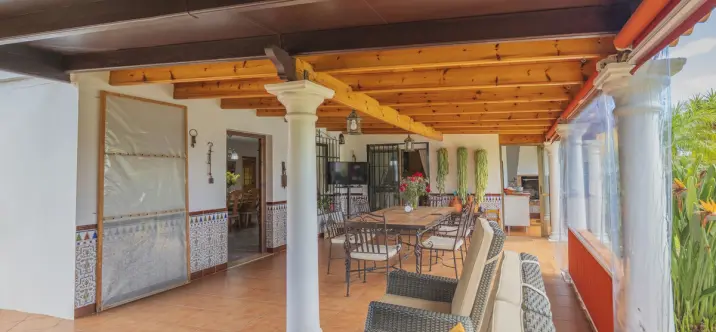 Продажа  отдельно стоящей виллы в Las Chapas 3