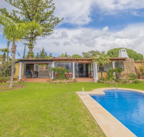 Продажа  отдельно стоящей виллы в Las Chapas