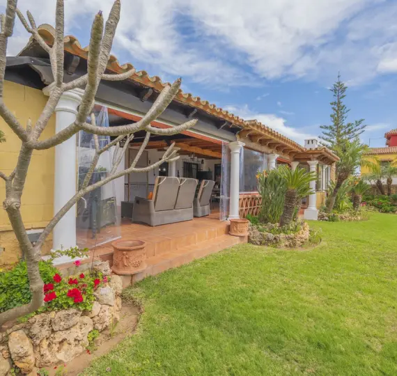 Продажа  отдельно стоящей виллы в Las Chapas