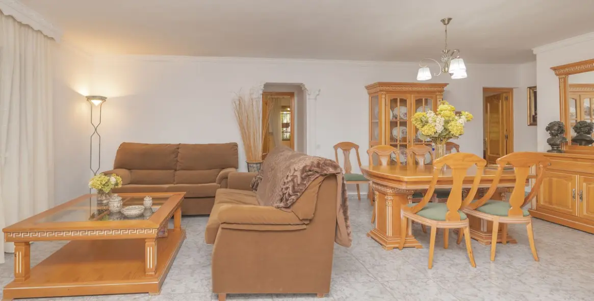 Venta de villa independiente en Las Chapas 18