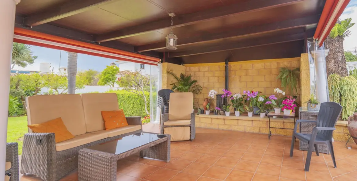 Venta de villa independiente en Las Chapas 22