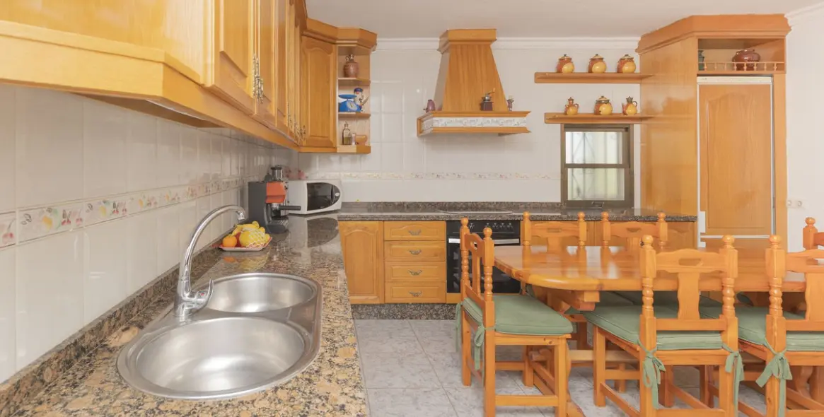 Venta de villa independiente en Las Chapas 24