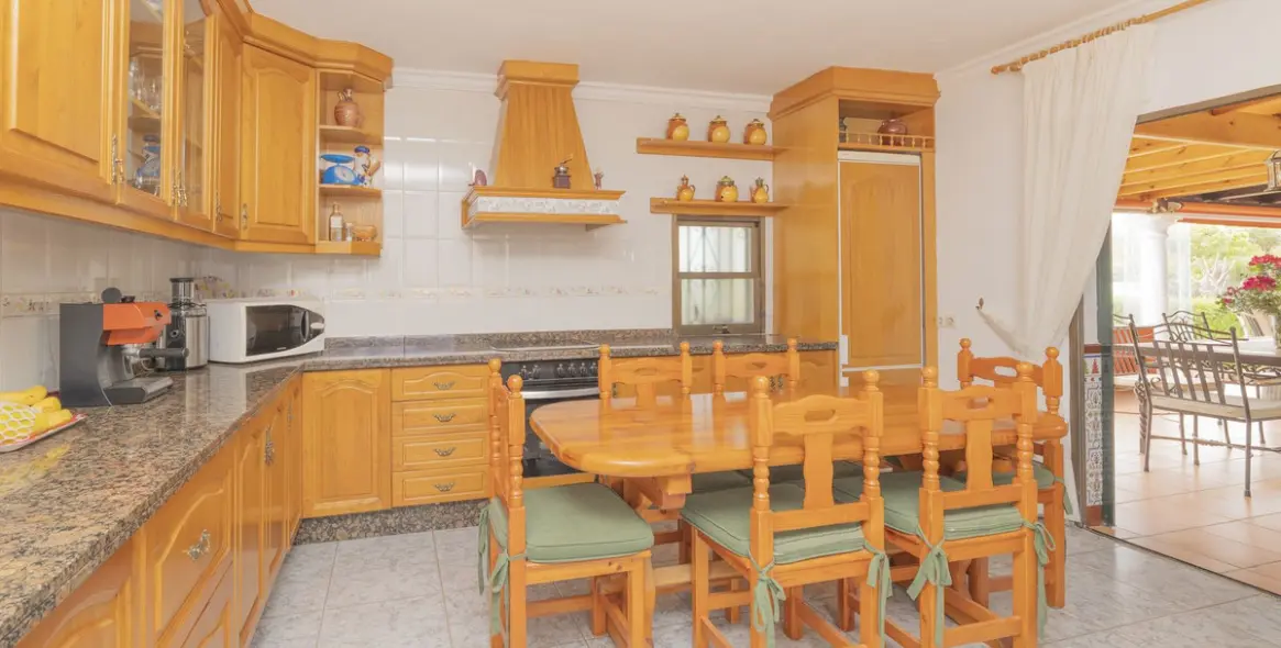 Venta de villa independiente en Las Chapas 26