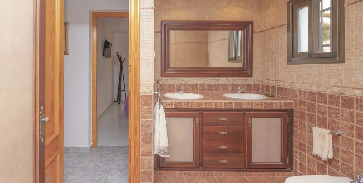 Venta de villa independiente en Las Chapas 27