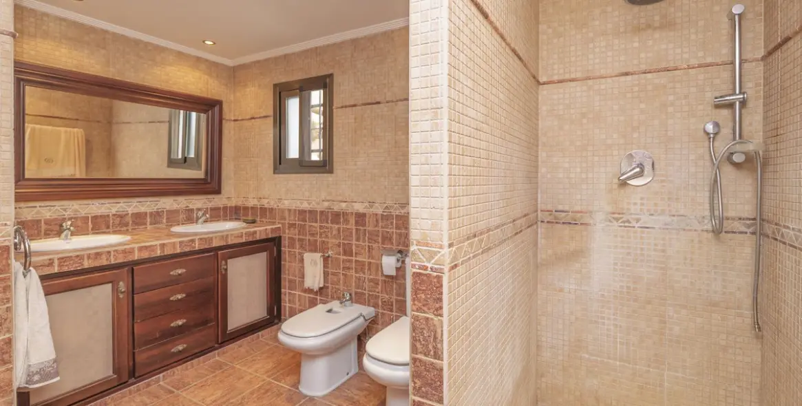 Venta de villa independiente en Las Chapas 28