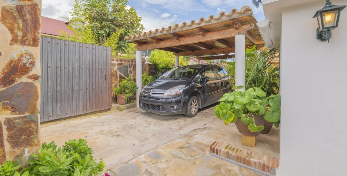 Venta de villa independiente en Las Chapas 33