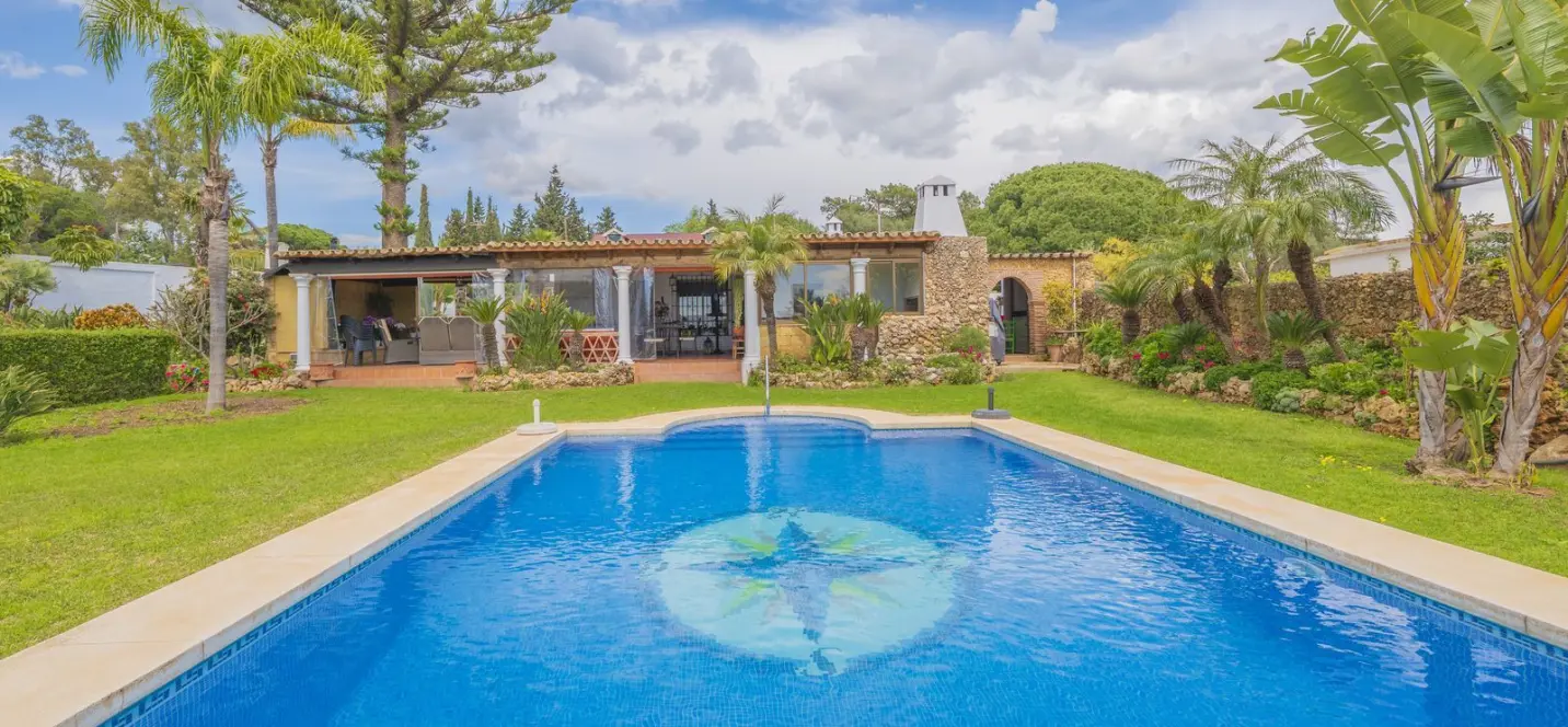 Sale of detached villa in Las Chapas 0