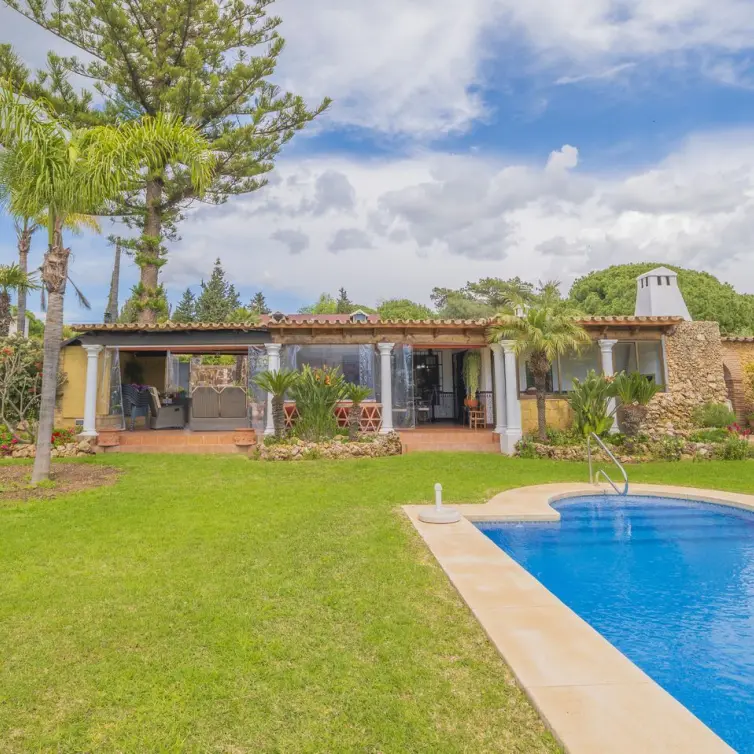 Sale of detached villa in Las Chapas