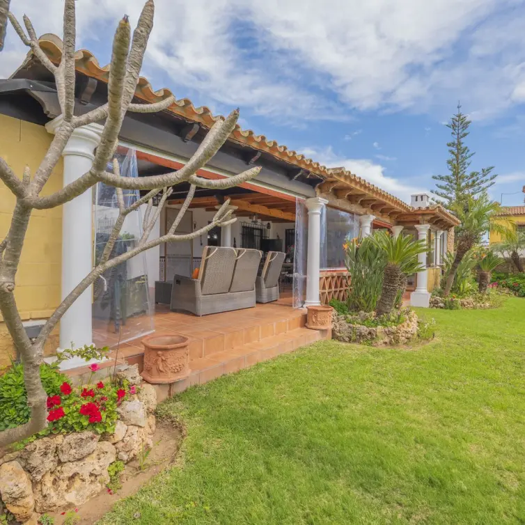 Sale of detached villa in Las Chapas