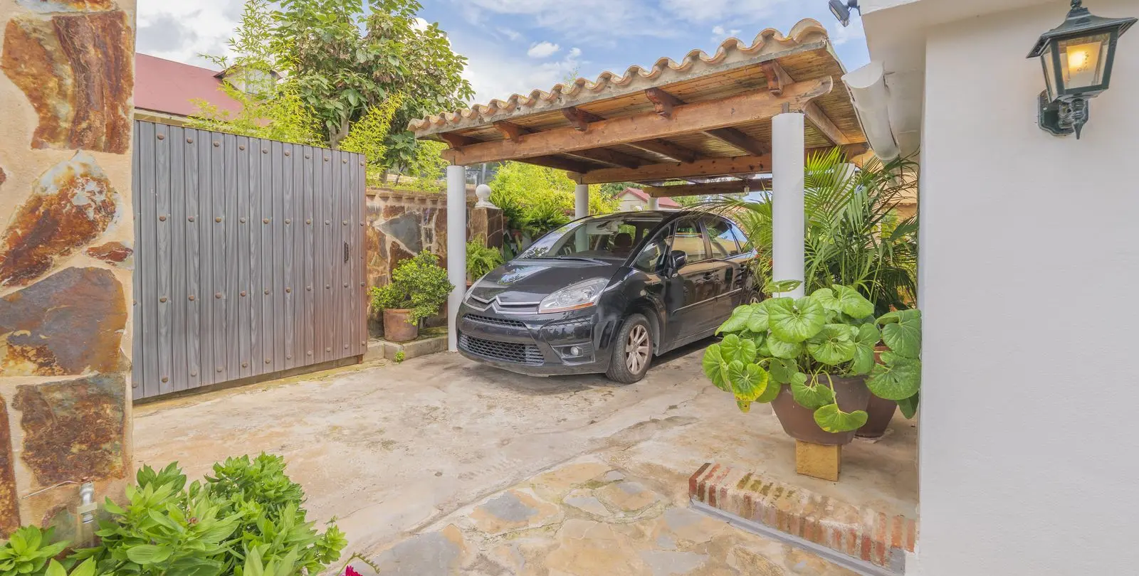 Venta de villa independiente en Las Chapas 33