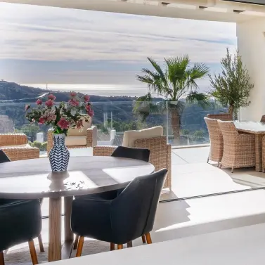 Venta de apartamento en planta media en Benahavís