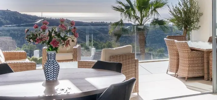 Venta de apartamento en planta media en Benahavís 0