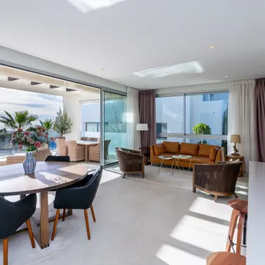 Venta de apartamento en planta media en Benahavís