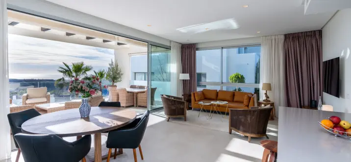 Venta de apartamento en planta media en Benahavís 1