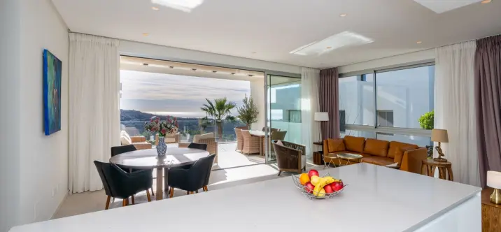 Venta de apartamento en planta media en Benahavís 2