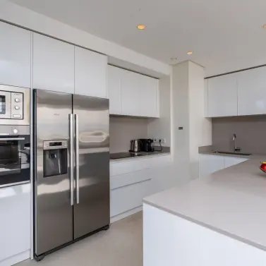 Venta de apartamento en planta media en Benahavís