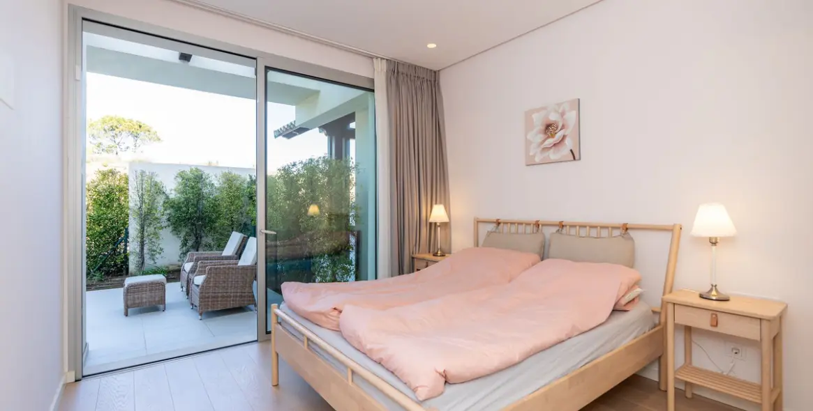 Sale of middle floor apartment in Benahavís 10