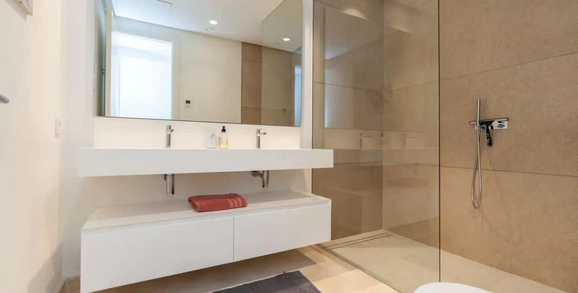 Sale of middle floor apartment in Benahavís 11