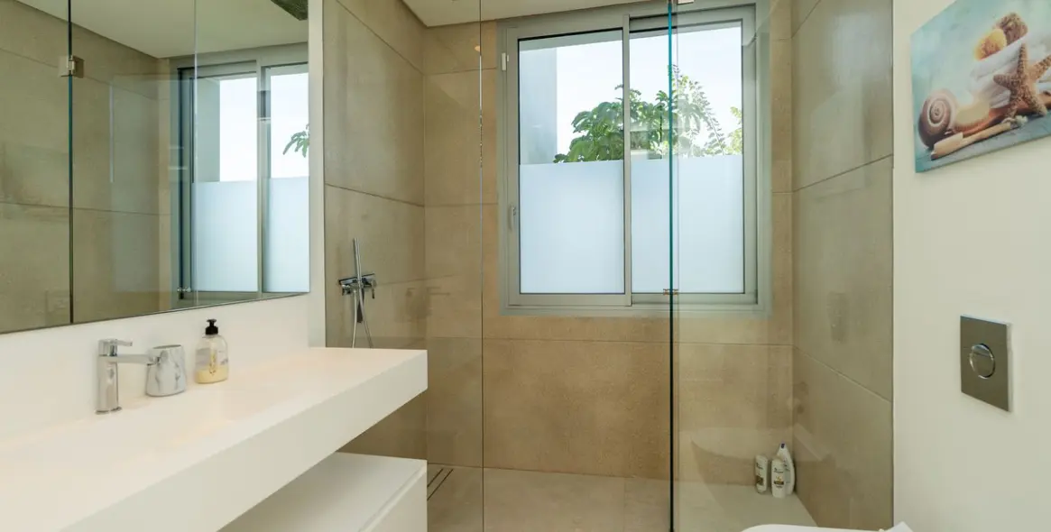 Sale of middle floor apartment in Benahavís 13