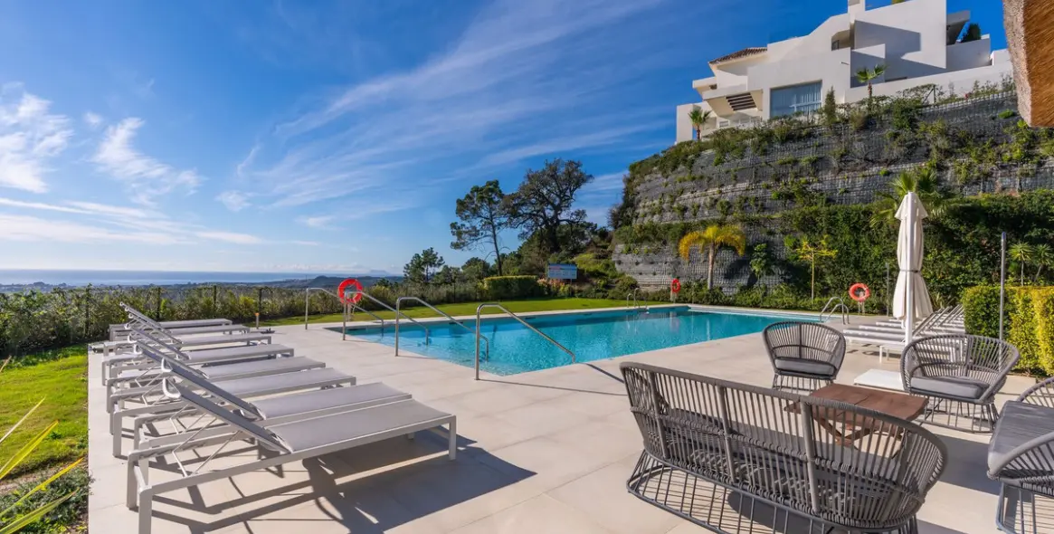 Sale of middle floor apartment in Benahavís 16