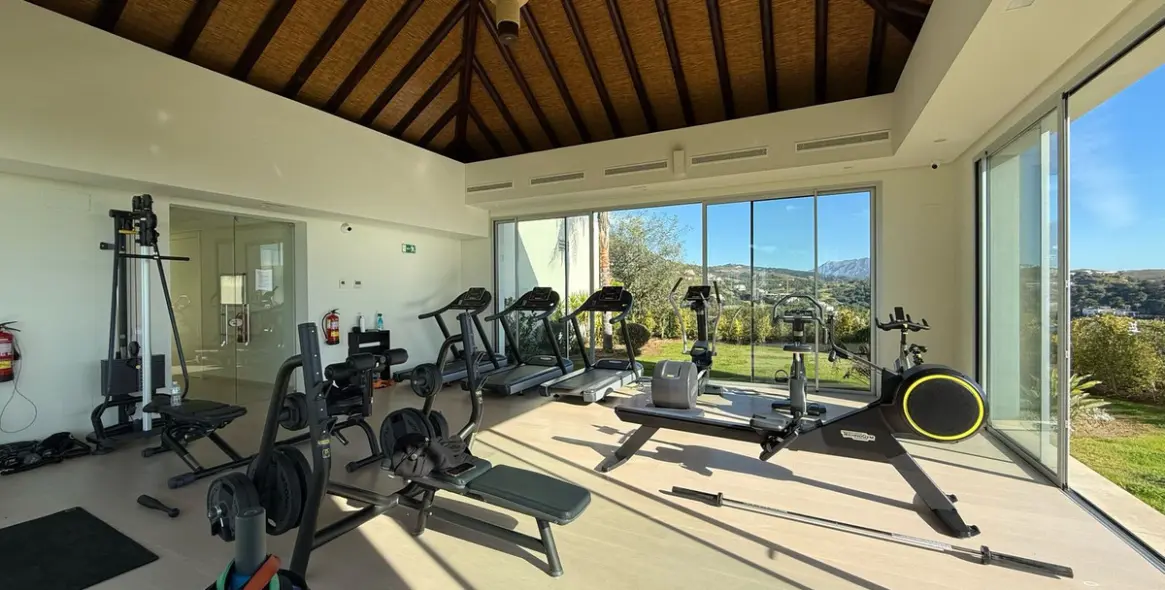 Sale of middle floor apartment in Benahavís 17