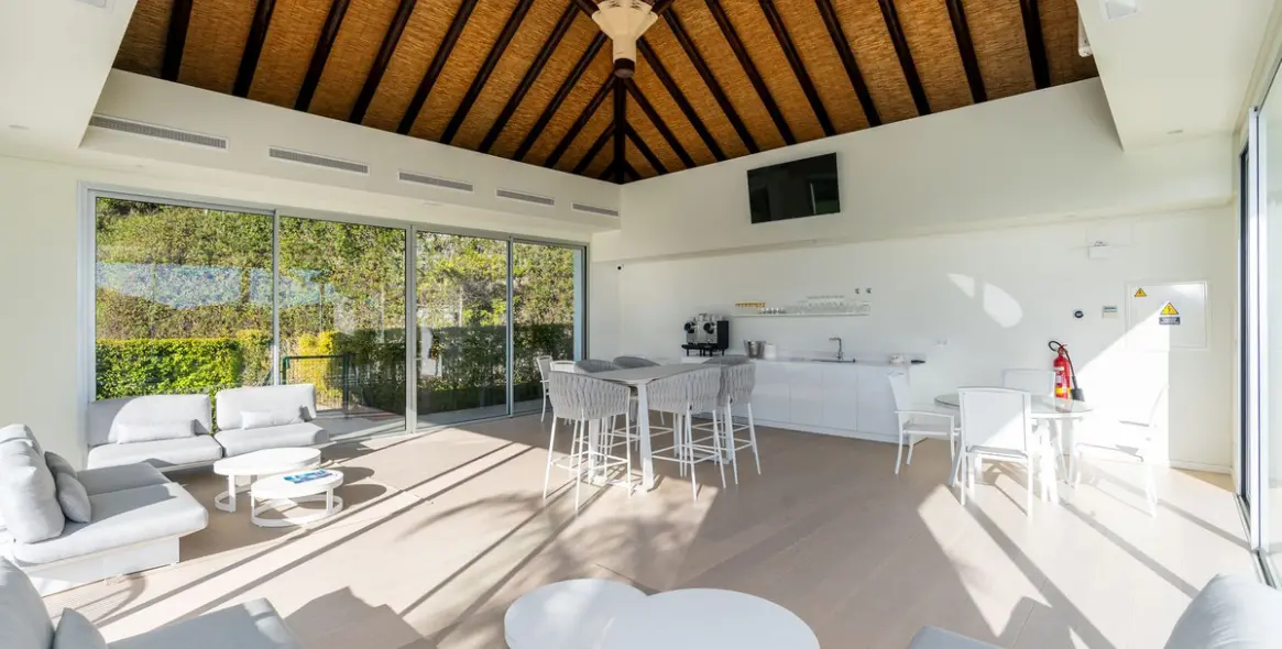 Sale of middle floor apartment in Benahavís 18