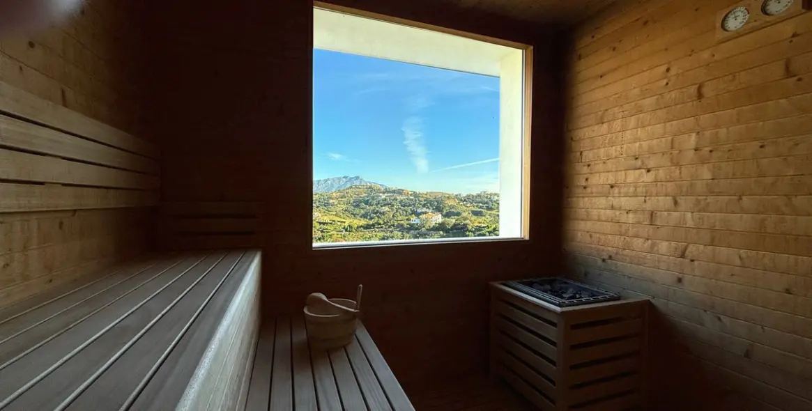 Sale of middle floor apartment in Benahavís 19