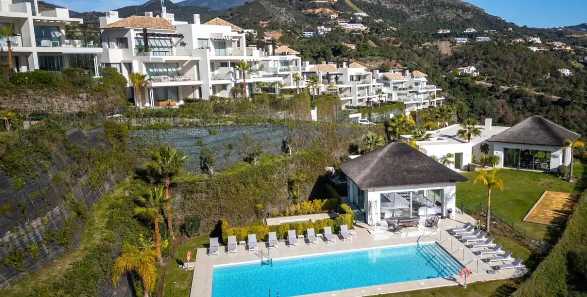 Sale of middle floor apartment in Benahavís 20