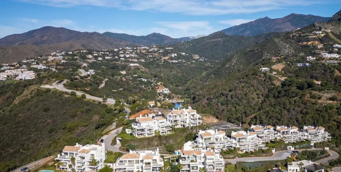 Sale of middle floor apartment in Benahavís 21