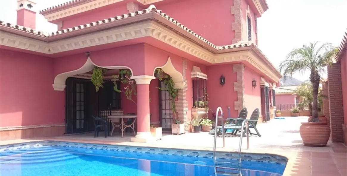 Продажа  отдельно стоящей виллы в Mijas Costa 1