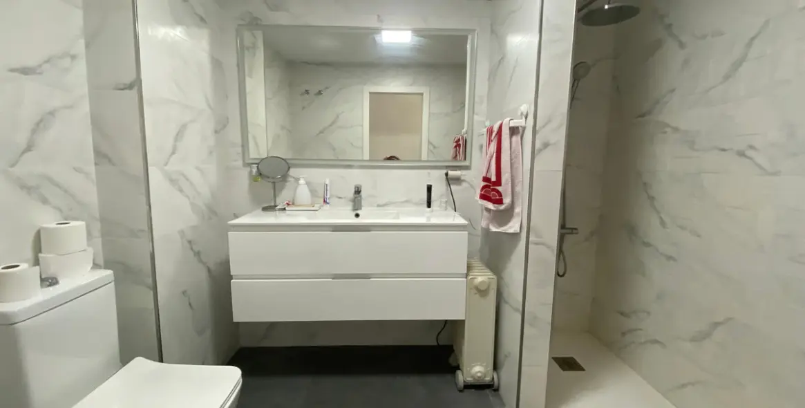 Sale of middle floor apartment in Fuengirola 15
