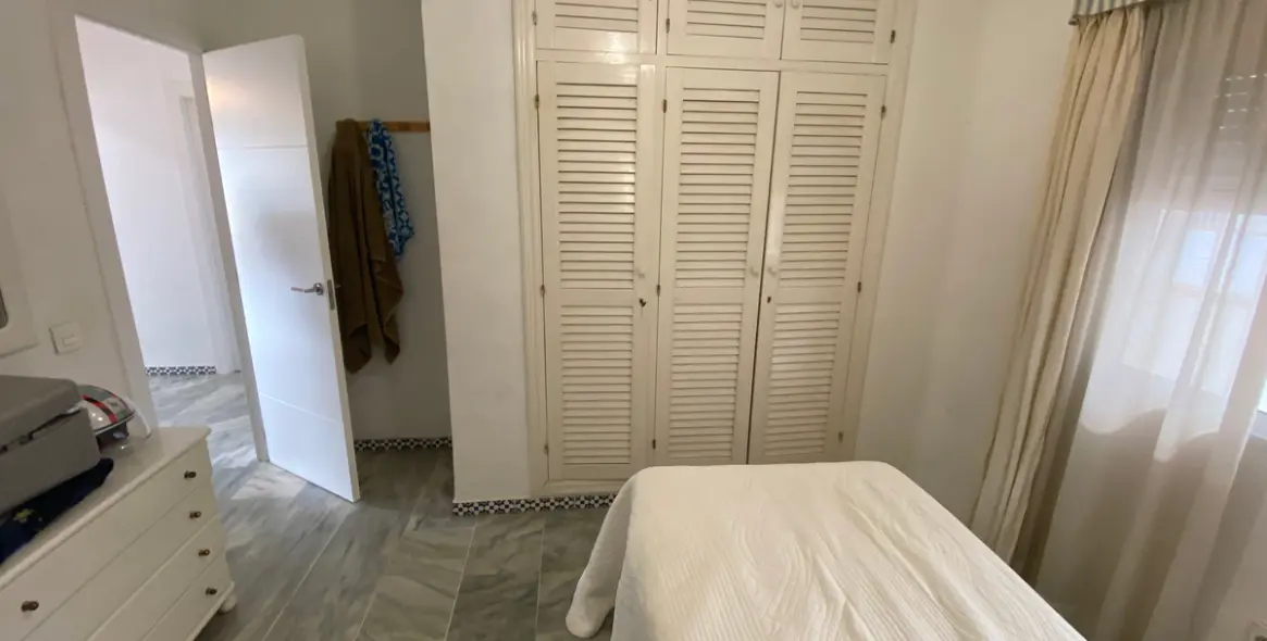 Sale of middle floor apartment in Fuengirola 18
