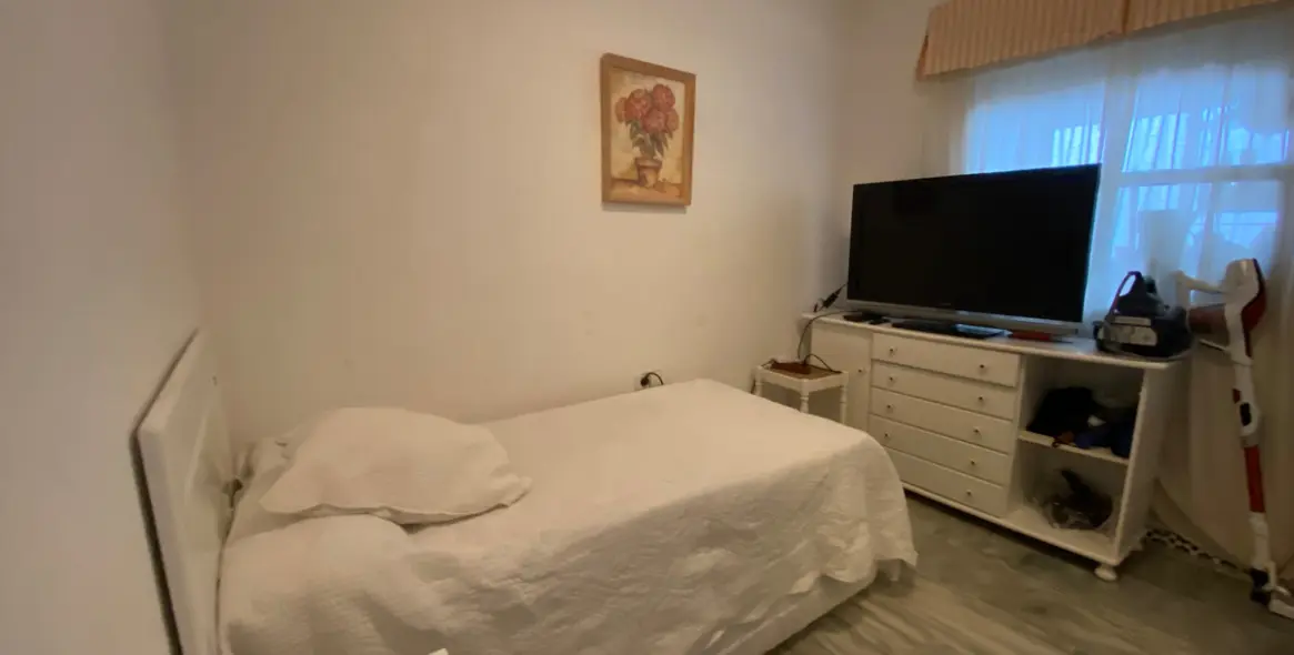 Sale of middle floor apartment in Fuengirola 21