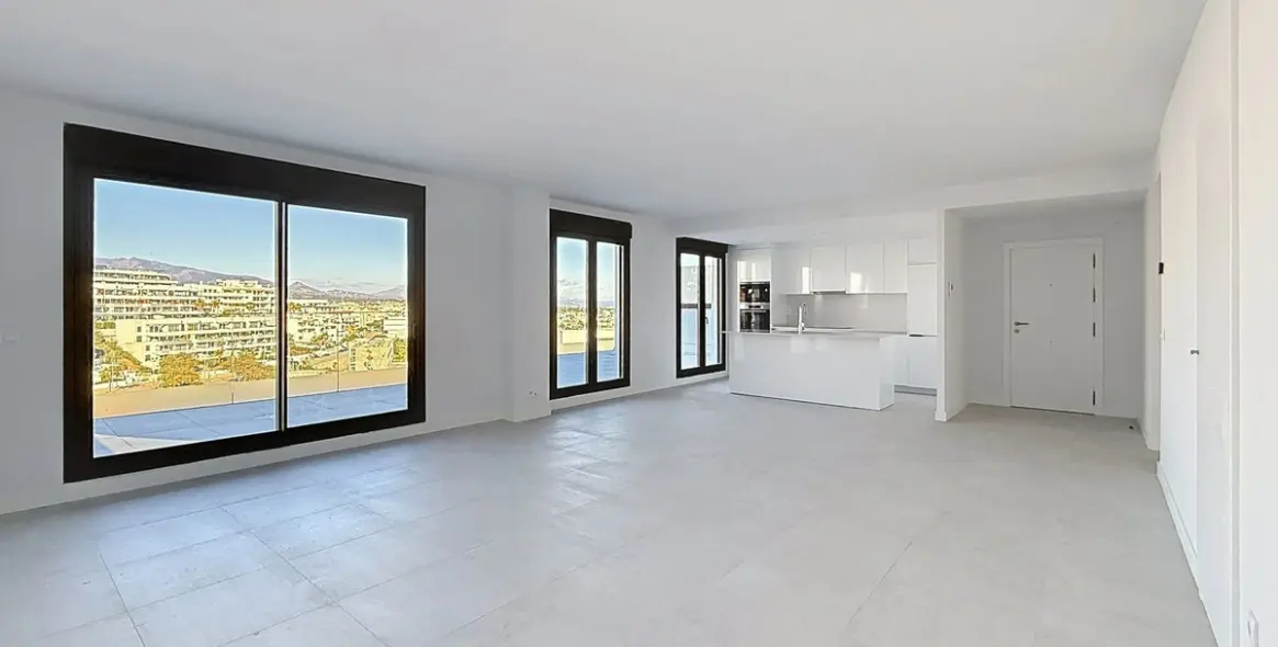 Sale of penthouse in Estepona 2