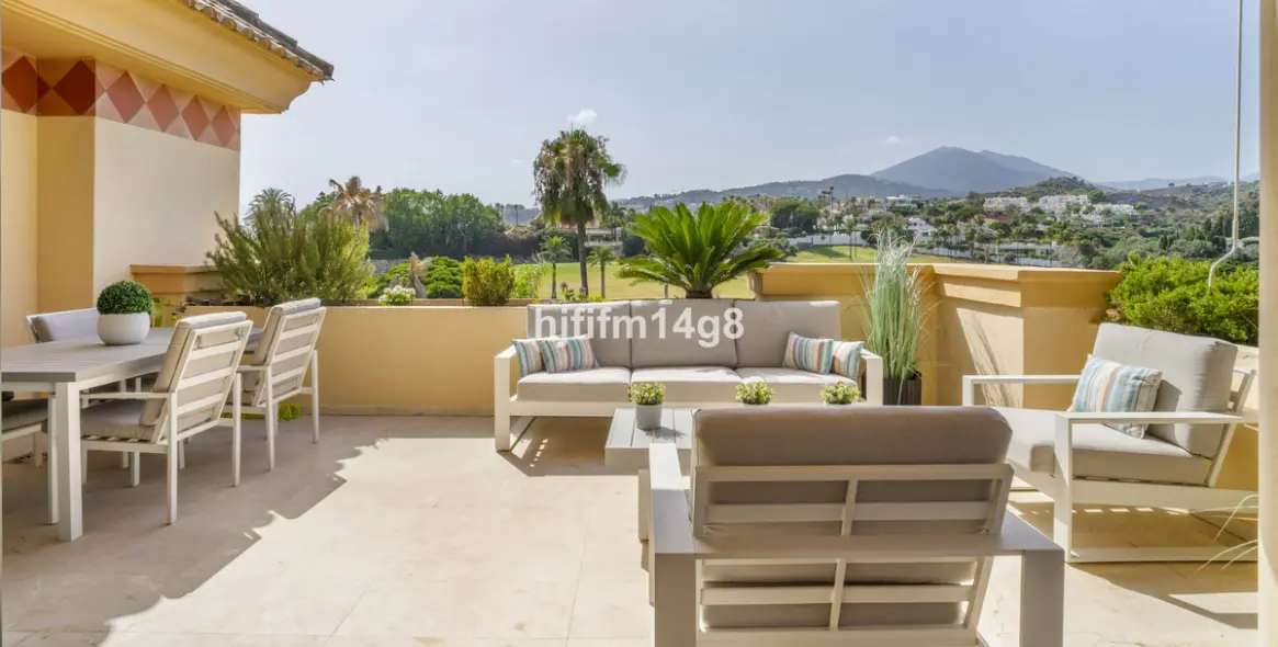 Продажа двухуровневого пентхауса в Nueva Andalucía 1